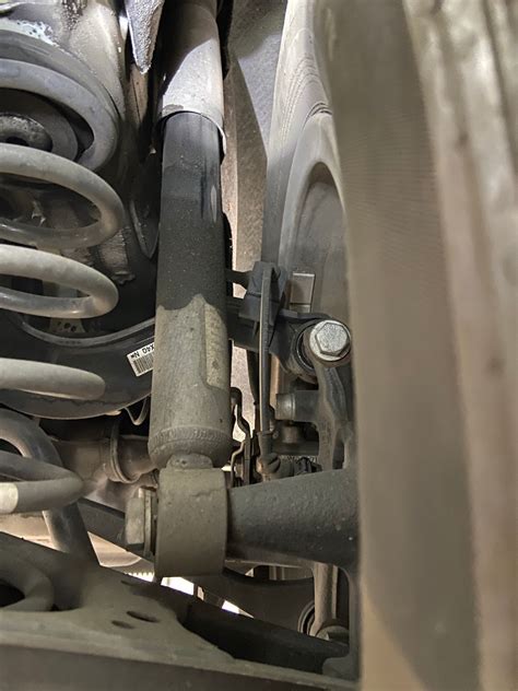 Rear Shocks Leaking: 5 Causes And 4 Symptoms。